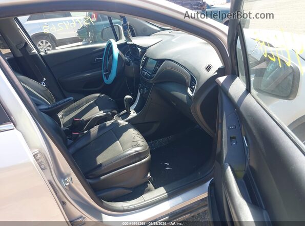 KL7CJLSB1HB133504 2017 CHEVROLET TRAX Серебряный Вид салона спереди