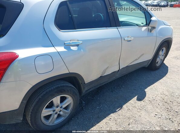 KL7CJLSB1HB133504 2017 CHEVROLET TRAX Серебряный Вид спереди