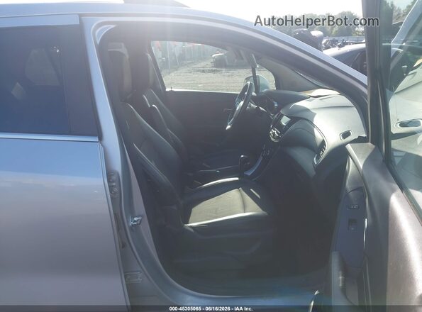 KL7CJLSB1LB010343 2020 CHEVROLET TRAX Silver Widok wnętrza z przodu