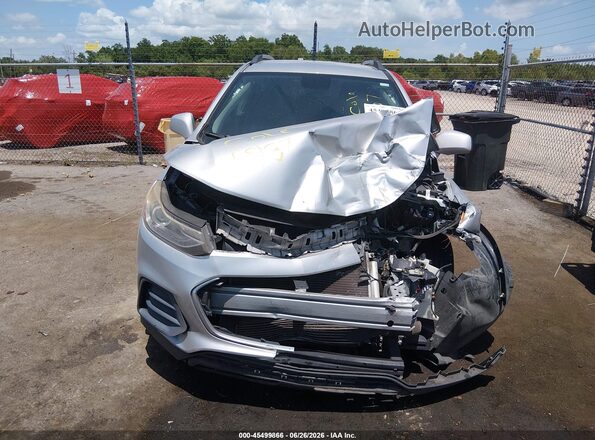 KL7CJLSB2JB581837 2018 CHEVROLET TRAX Silver წინა პანელის ხედი