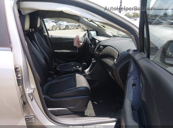 KL7CJLSB2JB581837 2018 CHEVROLET TRAX Silver წინა სალონის ხედი