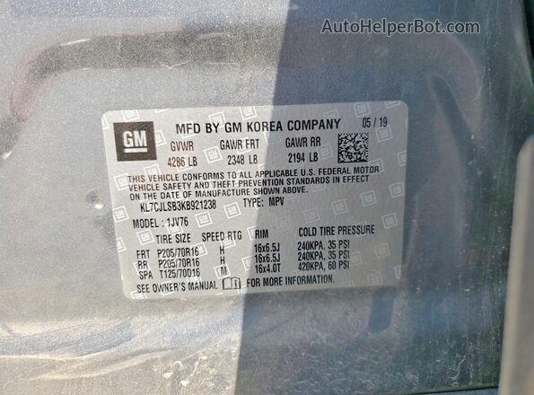 KL7CJLSB3KB921238 2019 CHEVROLET TRAX Gray VIN კოდის სტიკერის ხედი