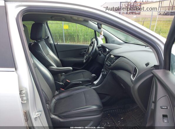 KL7CJLSB3KB960993 2019 CHEVROLET TRAX Silver Vista interior delantera