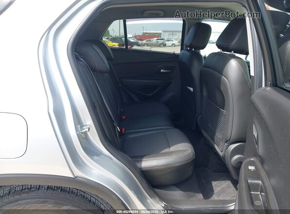 KL7CJLSB6JB586541 2018 CHEVROLET TRAX Silver VIN კოდის სტიკერის ხედი