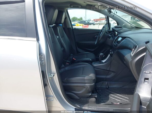 KL7CJLSB6JB586541 2018 CHEVROLET TRAX Silver წინა სალონის ხედი