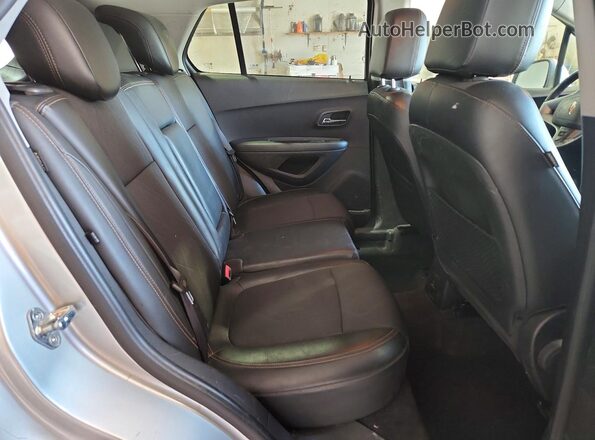 KL7CJLSB7KB776415 2019 CHEVROLET TRAX Silver Widok tylnych siedzeń