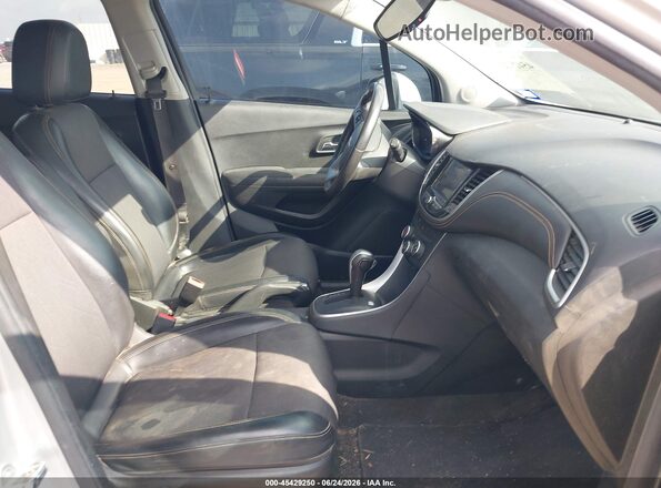KL7CJLSB8JB638168 2018 CHEVROLET TRAX Silver Vista interior delantera