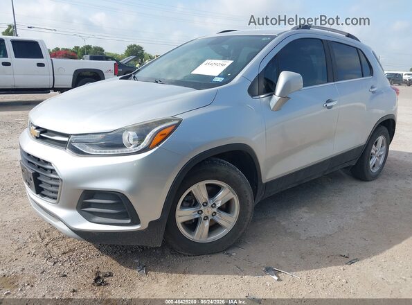 KL7CJLSB8JB638168 2018 CHEVROLET TRAX Silver Vista tres cuartos delantera izquierda
