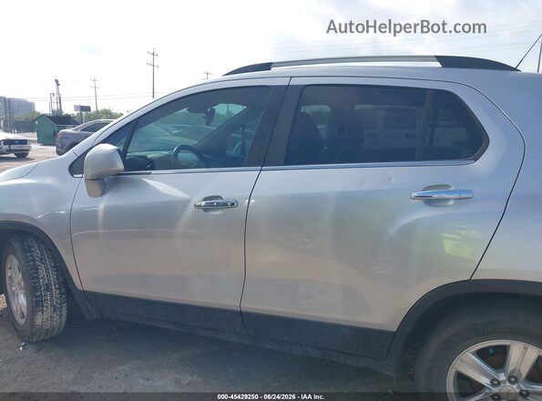 KL7CJLSB8JB638168 2018 CHEVROLET TRAX Silver Vista interior trasera