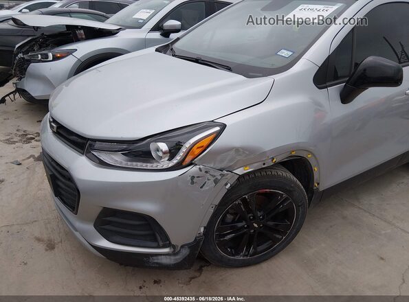 KL7CJLSM8NB509130 2022 CHEVROLET TRAX Серебряный Вид спереди