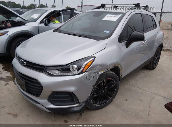 KL7CJLSM8NB509130 2022 CHEVROLET TRAX Серебряный Передняя левая четверть