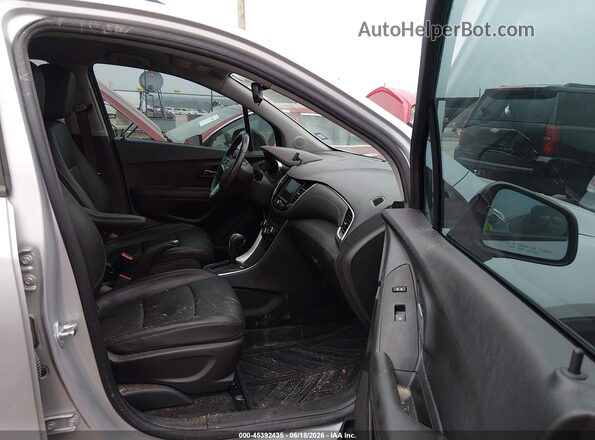 KL7CJLSM8NB509130 2022 CHEVROLET TRAX Серебряный Вид салона спереди