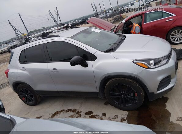 KL7CJLSM8NB509130 2022 CHEVROLET TRAX Серебряный Вид задней части салона