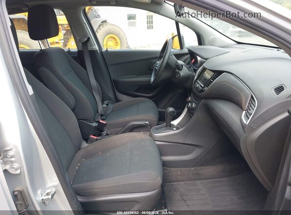 KL7CJNSB0JB610067 2018 CHEVROLET TRAX Серебряный Вид салона спереди