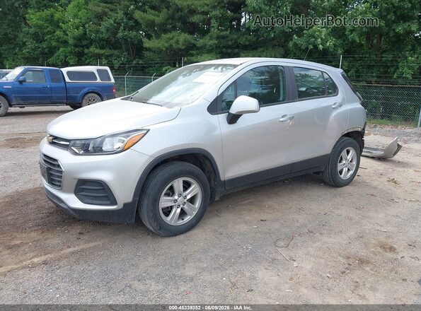 KL7CJNSB0JB610067 2018 CHEVROLET TRAX Серебряный Передняя левая четверть