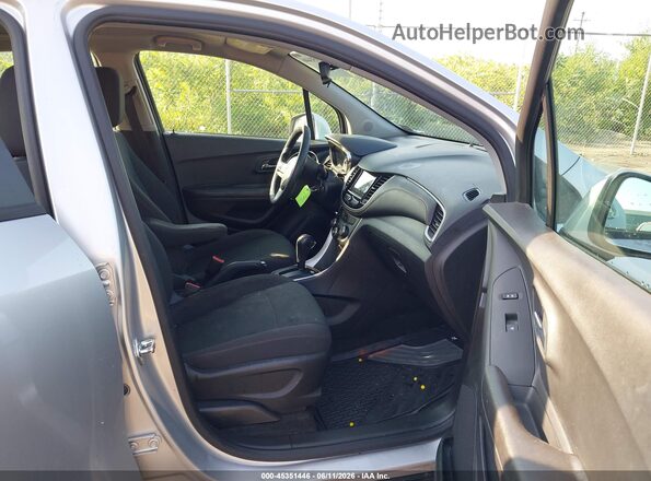 KL7CJNSB1JB579377 2018 CHEVROLET TRAX Silver წინა სალონის ხედი