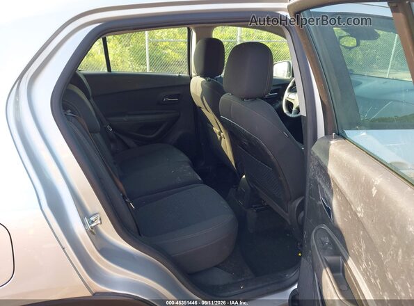 KL7CJNSB1JB579377 2018 CHEVROLET TRAX Silver VIN კოდის სტიკერის ხედი