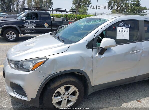 KL7CJNSB4JB716859 2018 CHEVROLET TRAX Серебряный Вид спереди