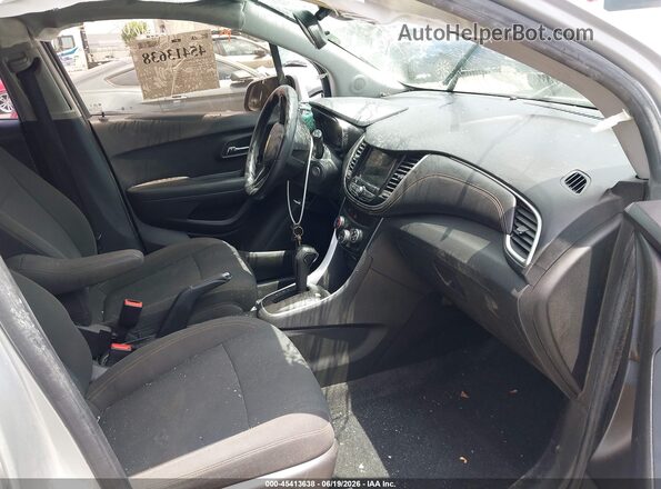 KL7CJNSB4JB716859 2018 CHEVROLET TRAX Серебряный Вид салона спереди