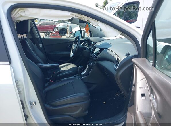 KL7CJPSB0JB710973 2018 CHEVROLET TRAX Белый Вид салона спереди
