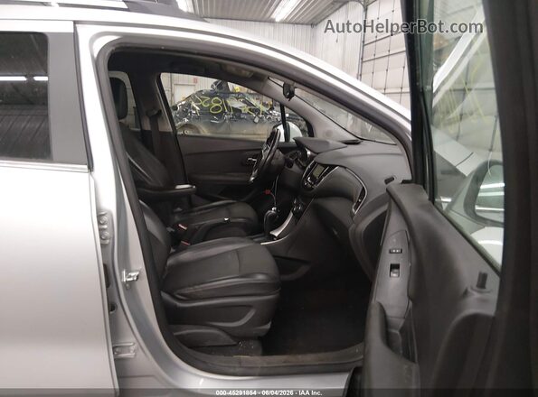 KL7CJPSB3KB872758 2019 CHEVROLET TRAX Серебряный Вид салона спереди