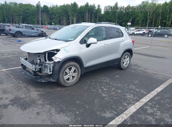 KL7CJPSB7MB323034 2021 CHEVROLET TRAX Silver Vista tres cuartos delantera izquierda