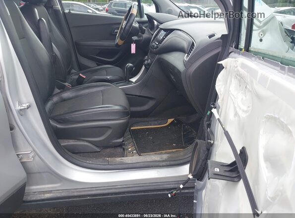 KL7CJPSB7MB323034 2021 CHEVROLET TRAX Silver Vista interior delantera