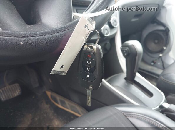 KL7CJPSB7MB323034 2021 CHEVROLET TRAX Silver Vista del salpicadero