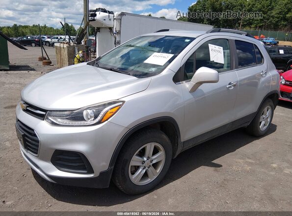 KL7CJPSB9JB575718 2018 CHEVROLET TRAX Silver Առջևի ձախ երեք քառորդ տեսարան