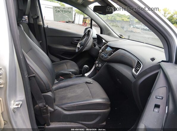 KL7CJPSB9JB575718 2018 CHEVROLET TRAX Silver Սալոնի դիմացի տեսք