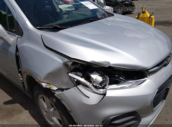KL7CJPSB9JB575718 2018 CHEVROLET TRAX Silver Դիմացի տեսք