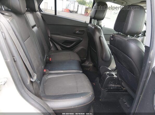 KL7CJPSB9JB575718 2018 CHEVROLET TRAX Silver VIN կոդի պիտակի տեսք