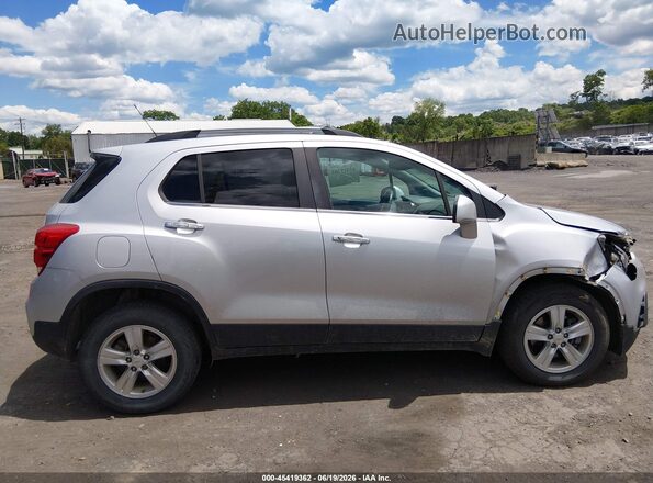 KL7CJPSB9JB575718 2018 CHEVROLET TRAX Silver Սալոնի հետևի տեսք