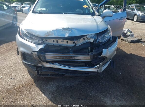KL7CJPSB9JB730137 2018 CHEVROLET TRAX Silver Vista frontal