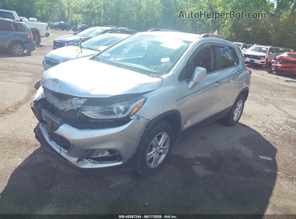 KL7CJPSB9JB730137 2018 CHEVROLET TRAX Silver Vista tres cuartos delantera izquierda