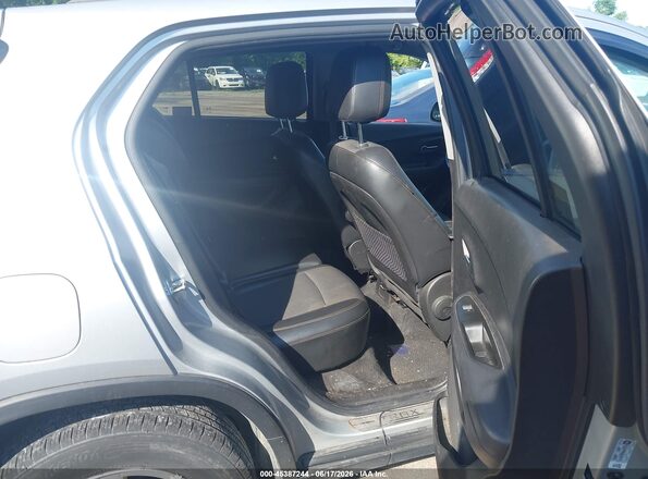 KL7CJPSB9JB730137 2018 CHEVROLET TRAX Silver Vista de la etiqueta del VIN