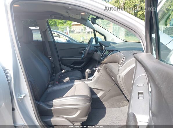KL7CJPSM1NB560069 2022 CHEVROLET TRAX Silver Вид салону спереду