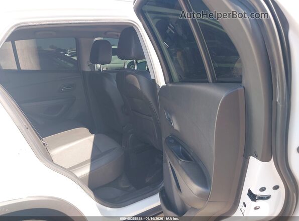 KL7CJPSM7NB556575 2022 CHEVROLET TRAX White VIN կոդի պիտակի տեսք
