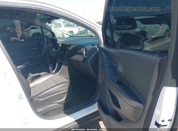 KL7CJPSM7NB556575 2022 CHEVROLET TRAX White Սալոնի դիմացի տեսք
