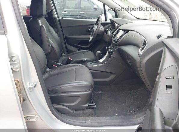 KL7CJPSM7NB558861 2022 CHEVROLET TRAX Silver Vista interior delantera