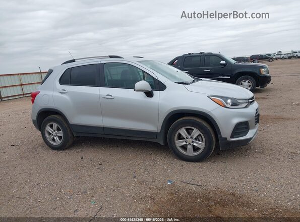 KL7CJPSM7NB558861 2022 CHEVROLET TRAX Silver Vista interior trasera