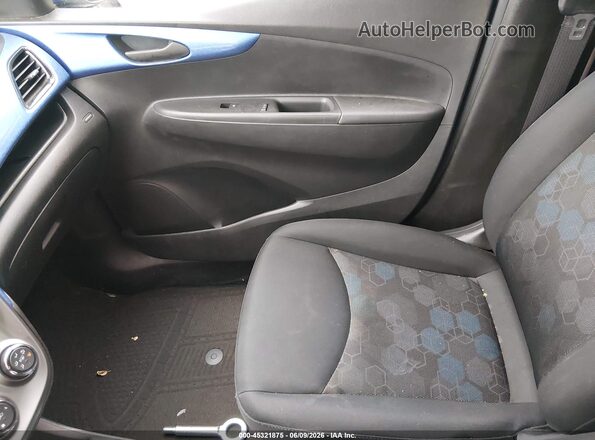 KL8CD6SA2HC725208 2017 CHEVROLET SPARK Синий Вид салона спереди