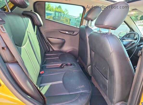 KL8CF6SA1NC032409 2022 CHEVROLET SPARK Yellow Widok wnętrza z tyłu