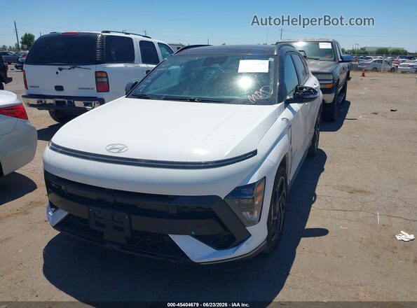 KM8HACA36RU079671 2024 HYUNDAI KONA White Առջևի ձախ երեք քառորդ տեսարան