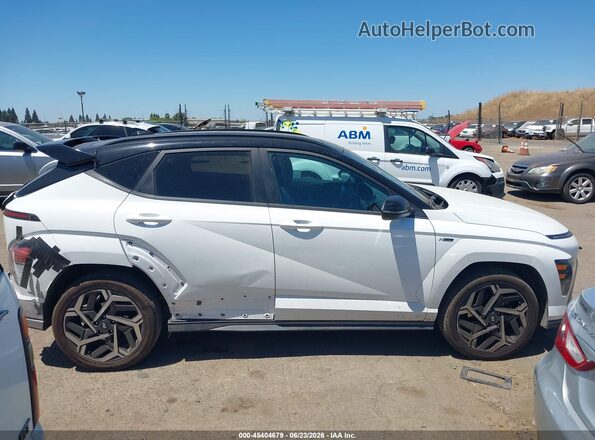 KM8HACA36RU079671 2024 HYUNDAI KONA White Սալոնի հետևի տեսք