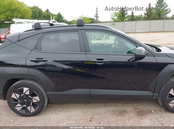 KM8HB3AB3SU330821 2025 HYUNDAI KONA Black Սալոնի հետևի տեսք