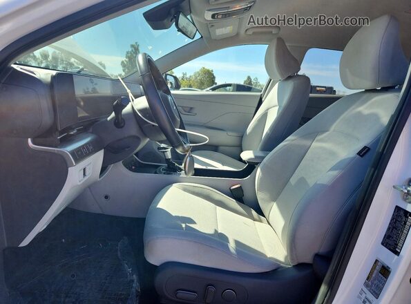 KM8HB3AB8RU184572 2024 HYUNDAI KONA White Front interior view