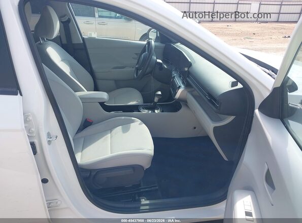 KM8HB3AB8SU341085 2025 HYUNDAI KONA White Սալոնի դիմացի տեսք