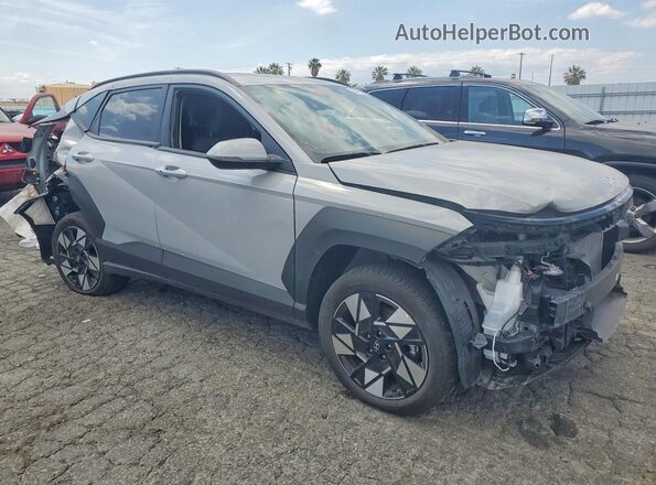 KM8HBCAB6SU305976 2025 HYUNDAI KONA Gray Front right