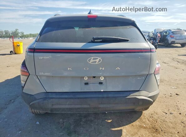 KM8HBCAB6SU339951 2025 HYUNDAI KONA Gray Rear view